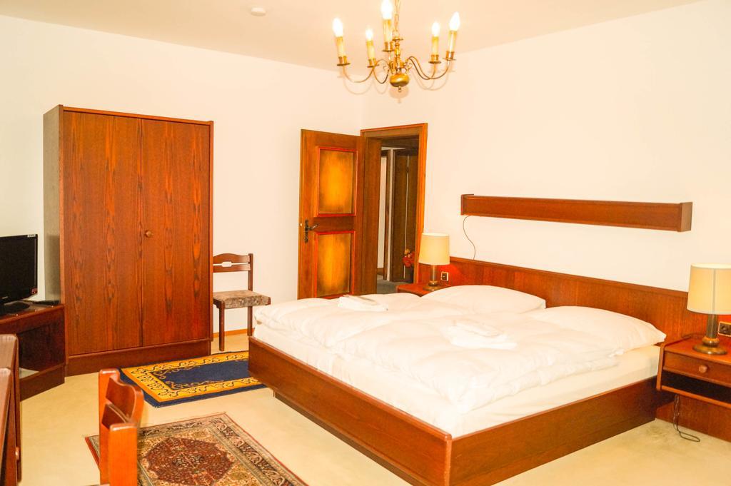 Schlosshotel Hoefingen Леонберг Экстерьер фото